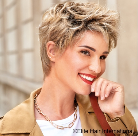 Portrait d'une femme portant la perruque expression, une coupe courte en cheveux de synthèse d'Elite Hair International, blonde