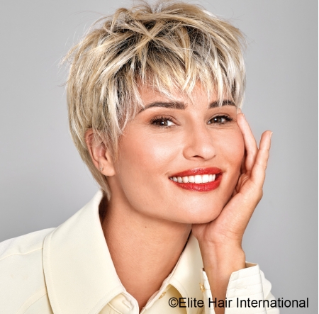 Portrait Femme Regard * blonde, en cheveux de synthèse, Elite Hair International