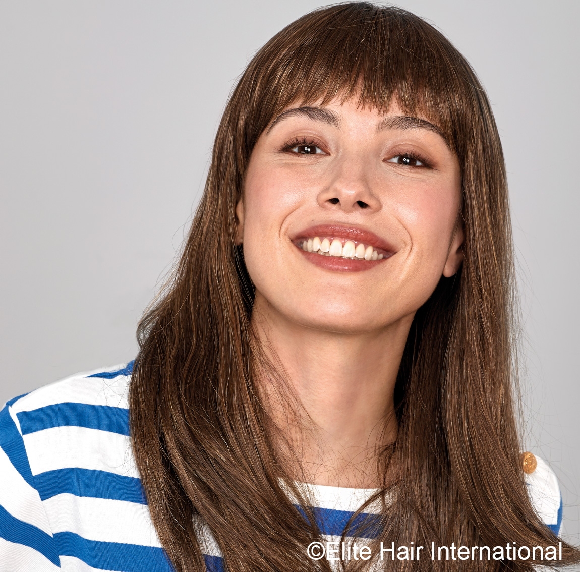 Portrait d'une femme portant la perruque Captive en cheveux de synthèse d'Elite Hair International