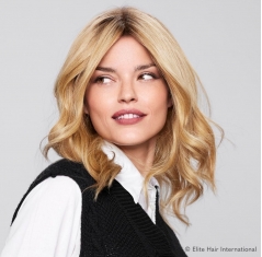 Portrait femme portant la perruque en cheveux naturels Confiance d'Elite Hair International