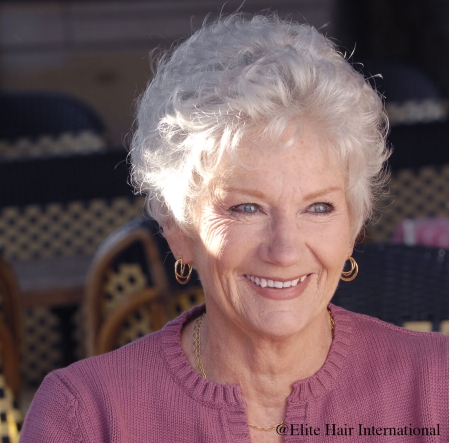 Portrait d'une femme portant la perruque Classic d'Elite Hair International, une coupe coupe courte en cheveux synthétiques.