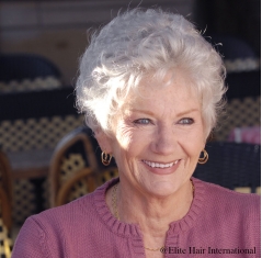 Portrait d'une femme portant la perruque Classic d'Elite Hair International, une coupe coupe courte en cheveux synthétiques.