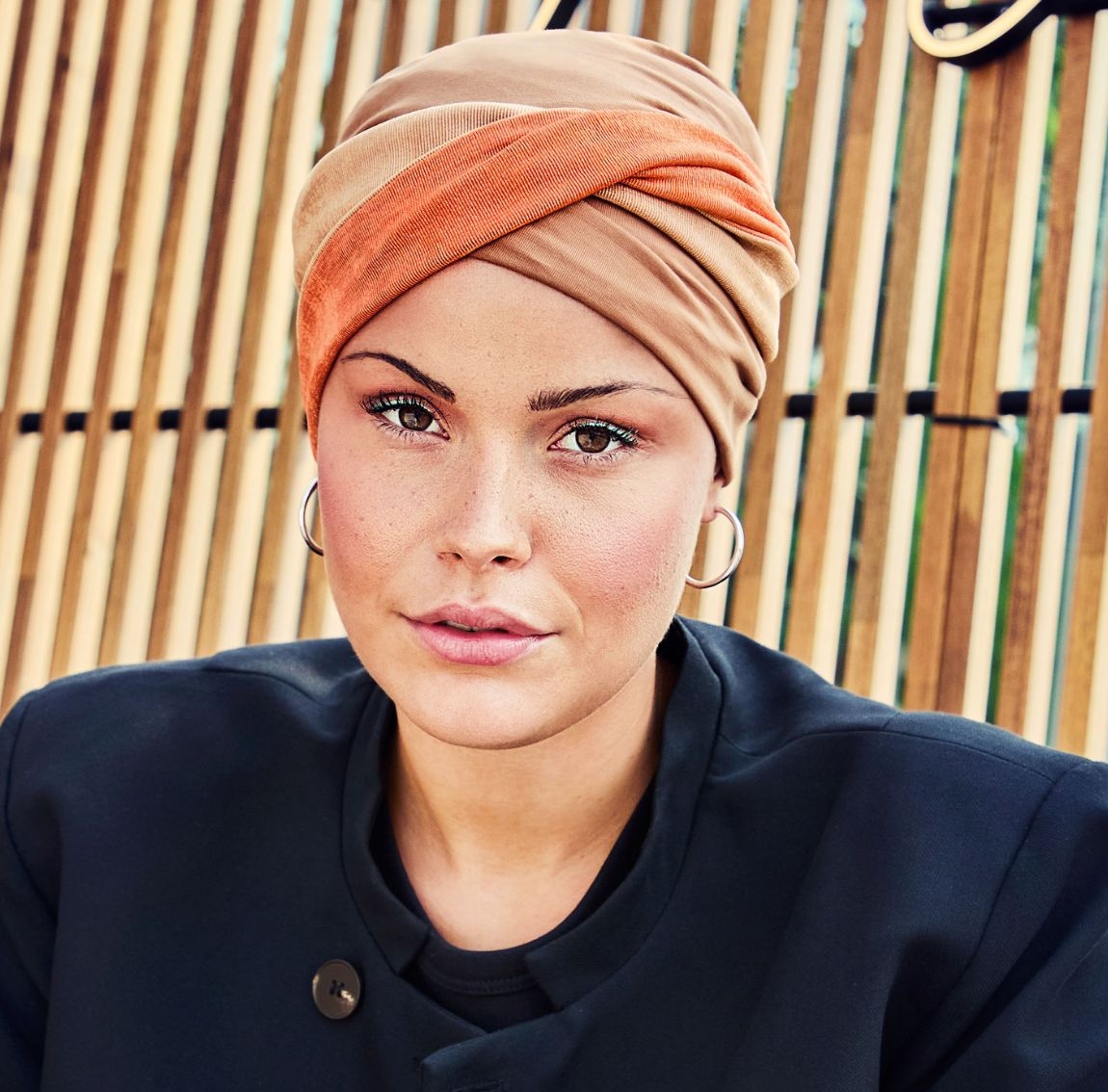 Bonnet Viva ultra-doux, spécialement conçu pour offrir confort et élégance aux femmes en traitement, bandeau amovible, sun glow