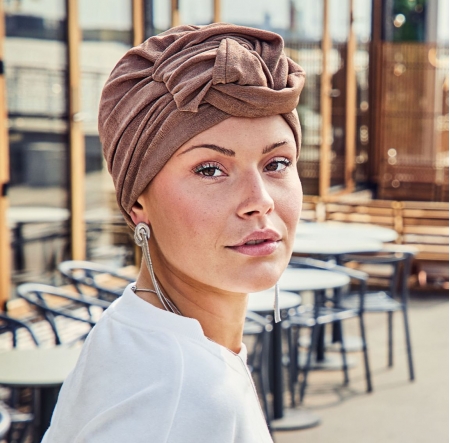 Bonnet Viva ultra-doux, spécialement conçu pour offrir confort et élégance aux femmes en traitement, terra