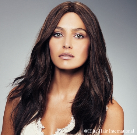 Portrait femme portant la perruque naturelle Essentiel, cheveux longs, Elite Hair International